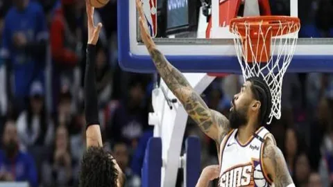 库里关键时刻挺身而出，年轻人亦把握良机获分