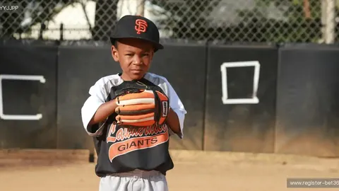 巴特尔49岁现状：政界晋升，与年长10岁妻子恩爱，35岁继女颜值出众。